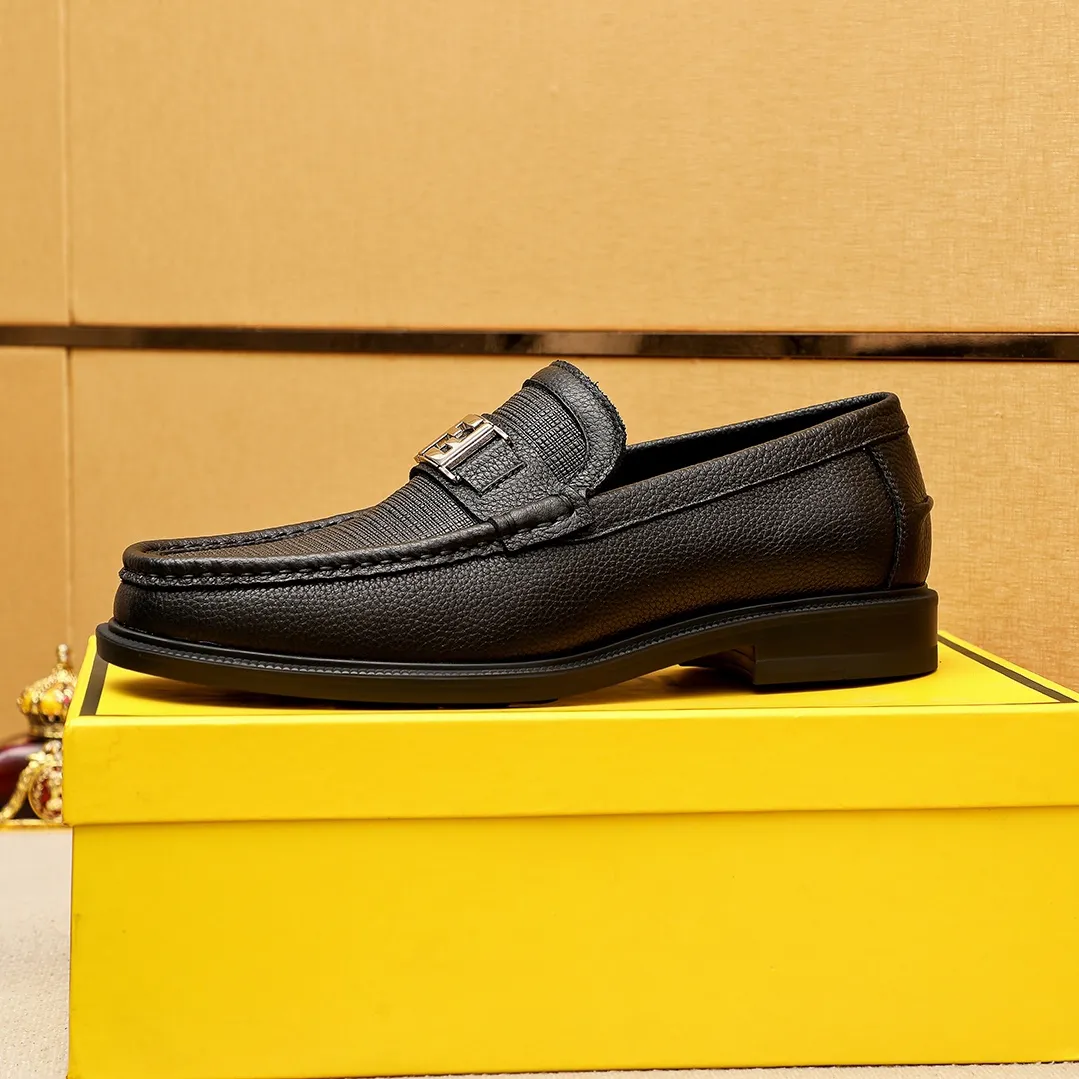 Men's shoes 💰460 💐 Product trademark: FENDI [Fendi] casual leather shoes Regular size: 38-44 (45🉑️customized) Product materials: Selected imported first-layer cross-grain cowhide leather upper + luxury hardware buckle, imported cowhide lining. Strong three-dimensional visual effect, original outsole color: 1⃣️color optional